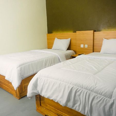 Grand Khalifah Guesthouse Sumbawa Esterno foto
