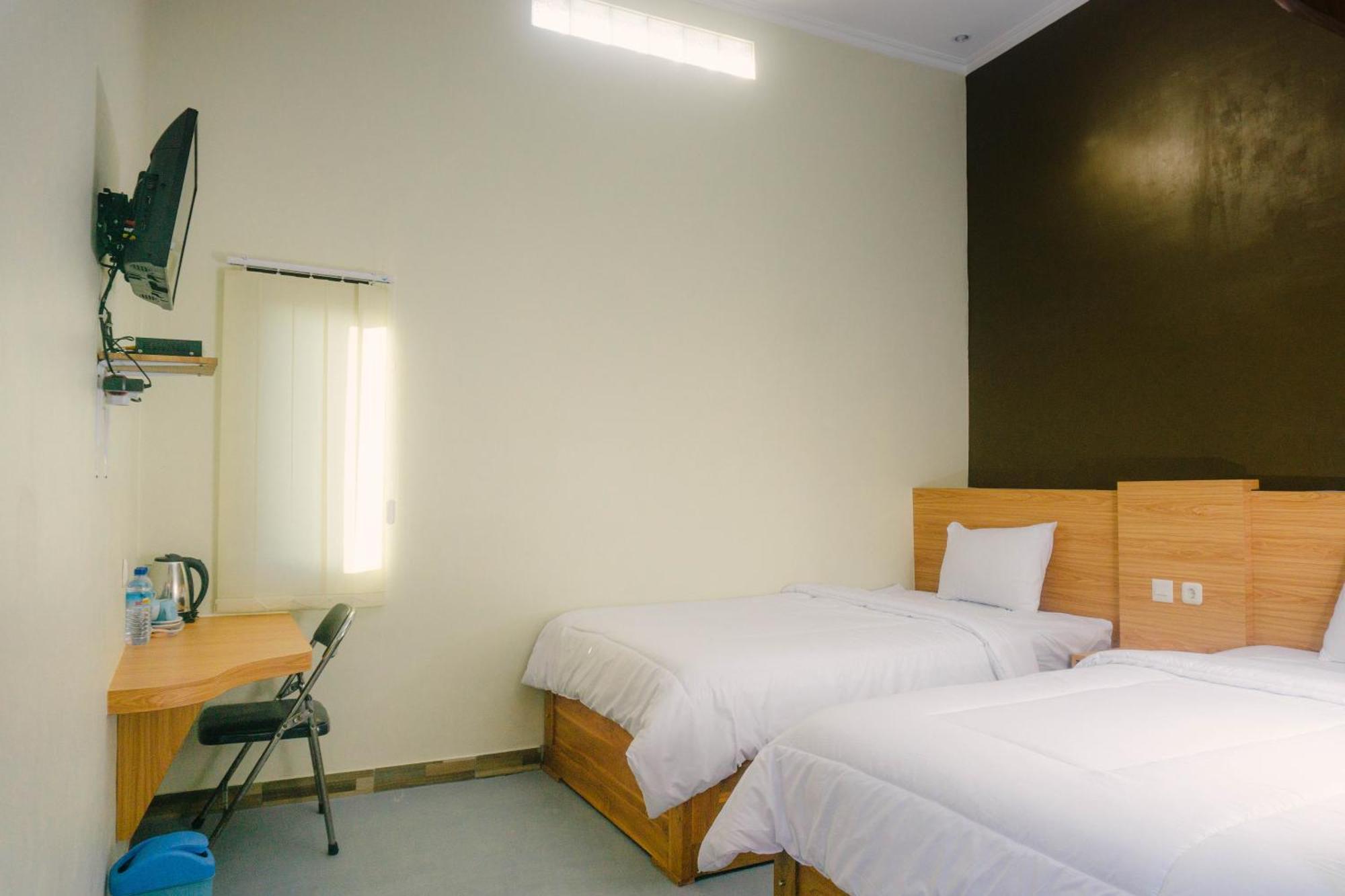 Grand Khalifah Guesthouse Sumbawa Esterno foto