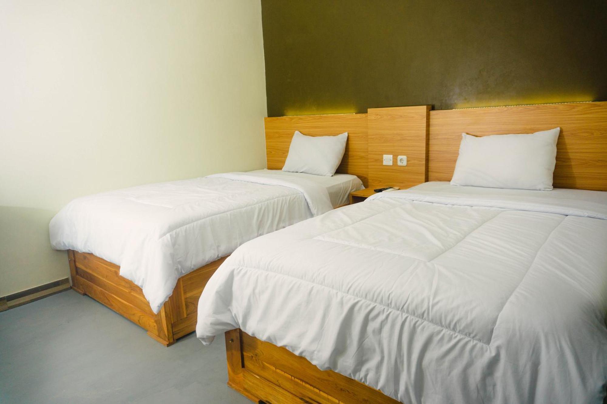 Grand Khalifah Guesthouse Sumbawa Esterno foto