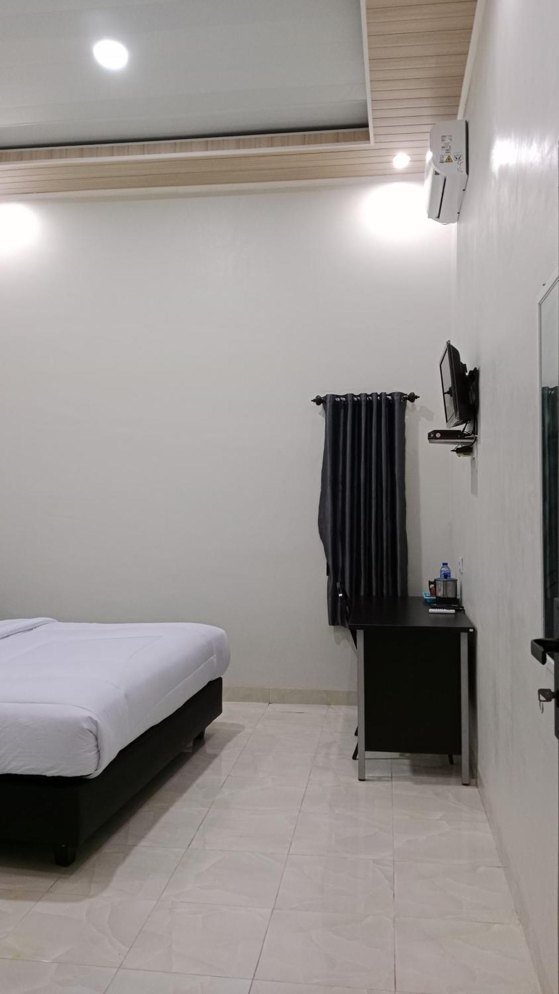 Grand Khalifah Guesthouse Sumbawa Esterno foto