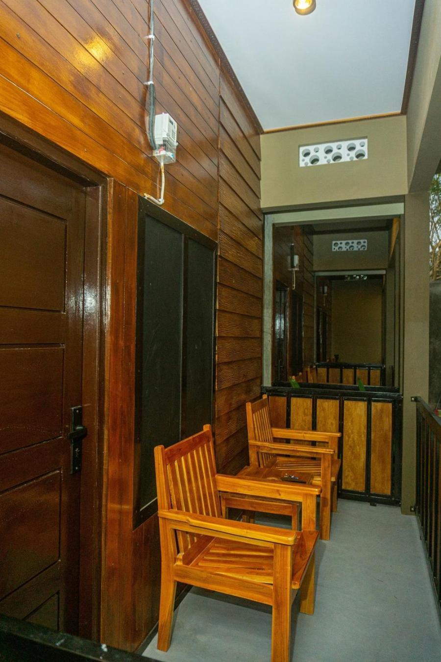 Grand Khalifah Guesthouse Sumbawa Esterno foto
